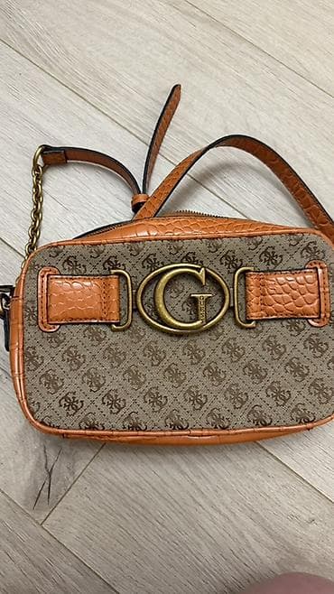Сумка Guess с монограммой и крупной буквой G на фронтальной lalafo.kg да Сумка Guess с монограммой и крупной буквой G на фронтальной