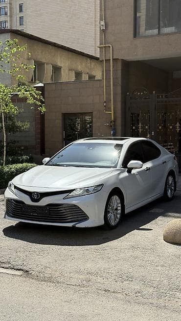 Toyota Camry: 2019 г., 2.5 л, Автомат, Гибрид, Седан