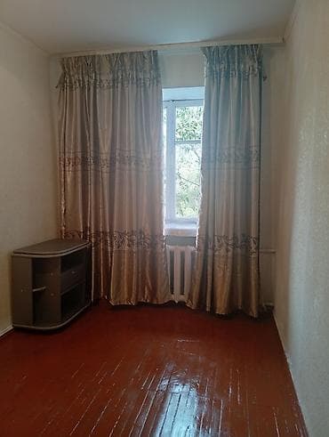 Комната с окном и радиатором отопления. Узкая прямоугольная