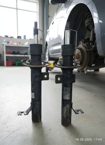 Передний амортизатор Mazda 2004 г., Б/у, Оригинал, Япония at lalafo.kg Передний амортизатор Mazda 2004 г., Б/у, Оригинал, Япония