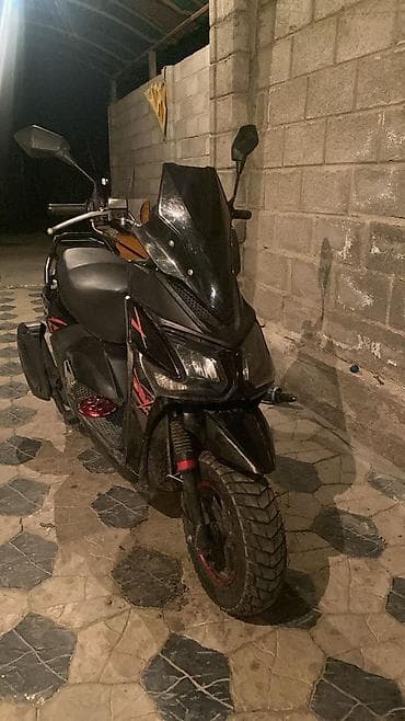 мотороллер с кузовом: Скутер DongFang (черный), спортивный дизайн - Кузов: агрессивный — 1