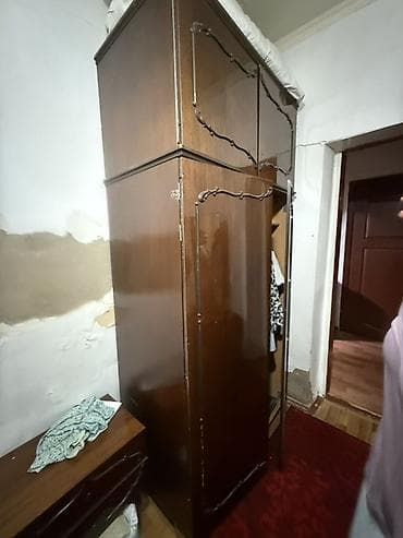 Мебель: Два шкафа,две односпальные кровати 4 тумбы тримо с зеркалом — 8