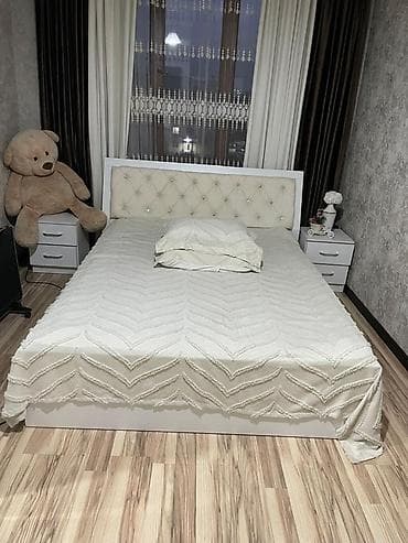 Спальные гарнитуры: Двуспальная кровать с мягким изголовьем + две прикроватные тумбы - — 3