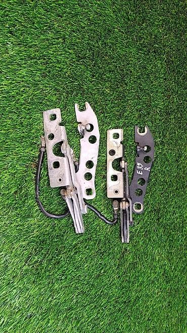 Петля капота Е39 R 8 203 276 Год 2002 В отличном состоянии, очень