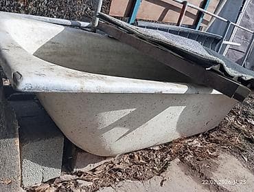 Чугунная ванна советского типа, прямоугольная, с широкими бортиками