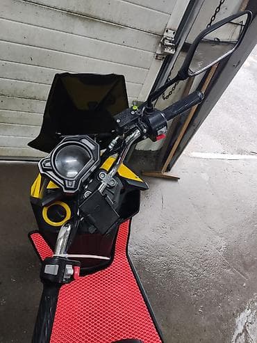 gilera runner: Скутер/мопед спортивного стиля, яркая жёлто‑чёрная расцветка — 3