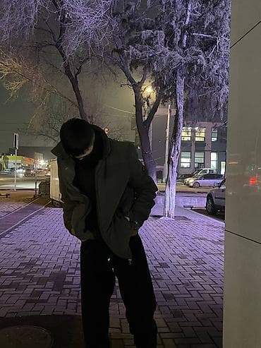 куртка с подогревом: Утеплённая мужская куртка-пуховик темно‑оливкового цвета. - Крой — 1