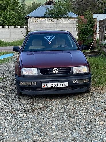 Volkswagen Vento: 1994 г., 1.6 л, Механика, Бензин, Седан