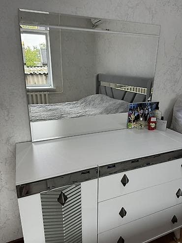 продаю спальные гарнитуры: Спальный гарнитур в современном стиле, цвет – белый с серыми акцентами — 1