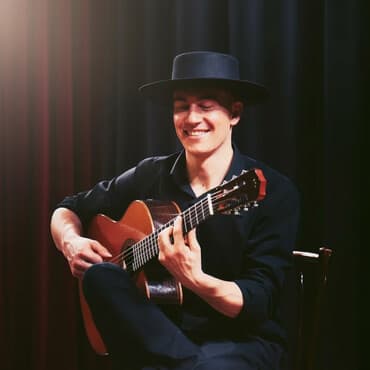 хорошие репетиторы по математике: Уроки игры на гитаре Онлайн, дистанционное, Индивидуальное — 1