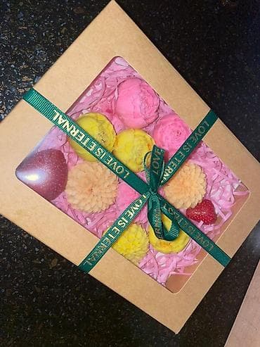 коробка макаронс сабина: 🍓 Клубника в шоколаде в форме цветов — идеальный подарок. Нежная — 1