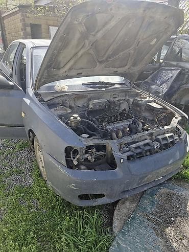 запчасти хундай аксент: Hyundai Accent седан На Разбор(около 2000‑х годов), синий цвет, 4 — 6