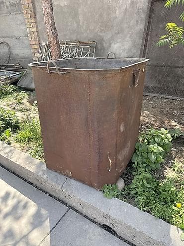 Продается металлический бак с выраженной ржавчиной, имеющий