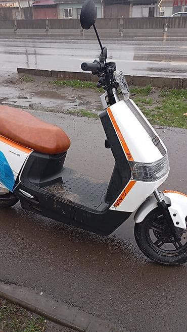 Электроскутер (городской). Особенности: - Компактная рама с низкой