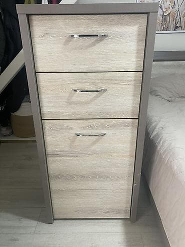 тумбочка с тремя ящиками: Комод для одежды, Б/у, Без зеркала, Другой материал, Самовывоз — 1