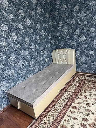 Односпальная кровать с мягким изголовьем и коробом для хранения. -