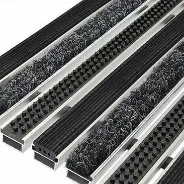 Эшик астындагы килем Жаңы, Ички