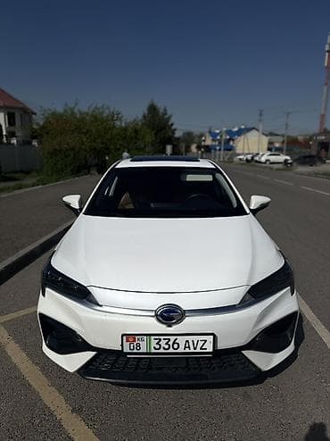 авто в такси: GAC Aion S, белый седан на электротяге Основные характеристики: - — 1