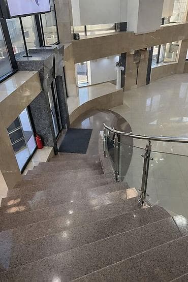 исламский финансовый кооператив: Сдается в аренду 2 этажное помещение по первой линии в центре города ( — 4