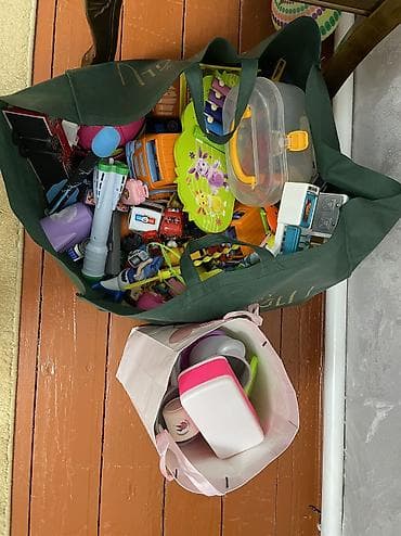 Огромный пакет игрушек машинки итд 300 сом