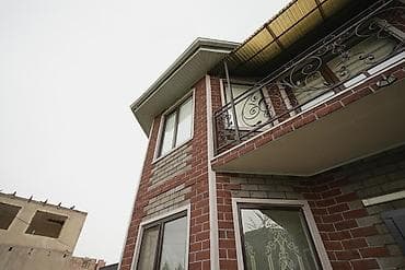 дом из дерева: Двухэтажный дом с балконом и закрытым двором. Экстерьер: - Фасад — 1