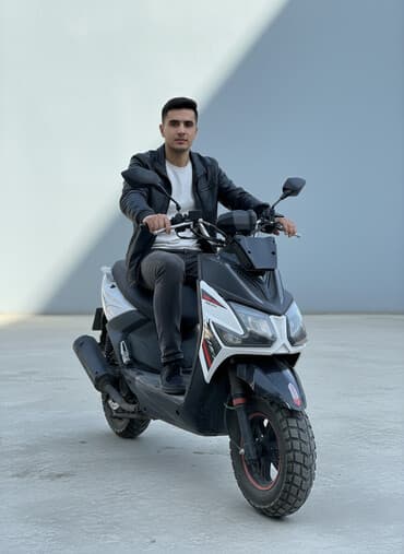 купить питбайк в бишкеке: Скутер спортивного дизайна, черно-белый с красными акцентами — 1