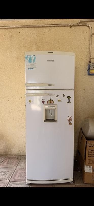 диспенсер с холодильником: Холодильник Beko, Б/у, Двухкамерный — 1