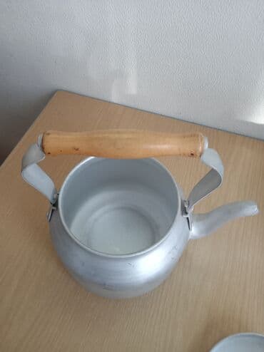 молодая гвардия московская: Таз эмалированный (СССР) емкостью 12 литров. Чайник алюминиевый — 5
