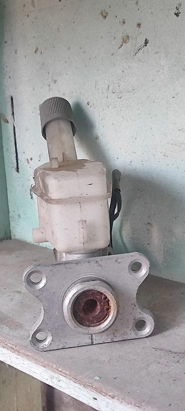 Главный тормозной цилиндр с бачком и датчиком уровня тормозной