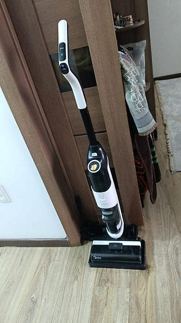 Вертикальный беспроводной пылесос-полотер Midea - Формат 2-в-1: сухая