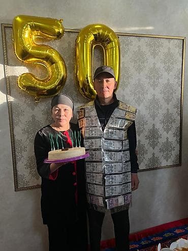 подарок на юбилей: Набор для празднования юбилея «50» - Декор: большие золотые воздушные — 1