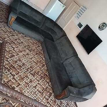 уй эмереги: Бурчу бар диван, Жастыктар менен — 1