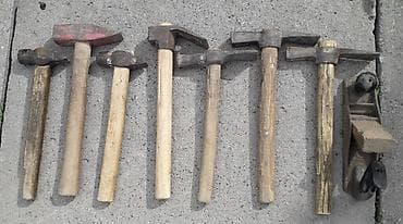 Набор инструментов для столярных, слесарных и хозяйственных работ. В