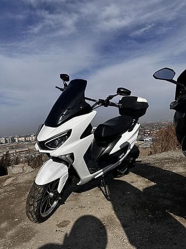 150кубов: Макси-скутер 150 куб. см, Бензин — 2