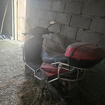 купить улитку вентилятор: Электроскутер городского типа, красный цвет, с багажным кофром — 3