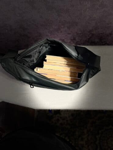 case logic: Сумка через плечо (слинг/мессенджер) темно‑серого цвета. Особенности — 3