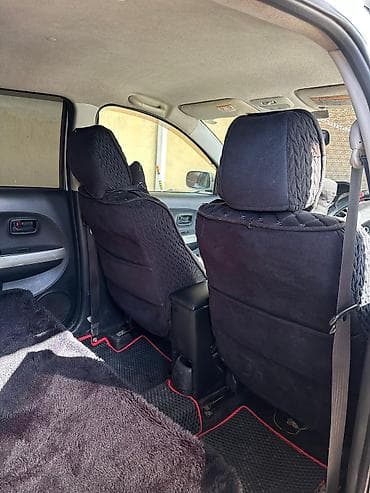 r18 audi: Компактный городской хэтчбек (правый руль), серебристый цвет кузова — 3