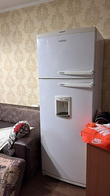 ice bath: Холодильник Beko с верхней морозильной камерой и диспенсером для — 1