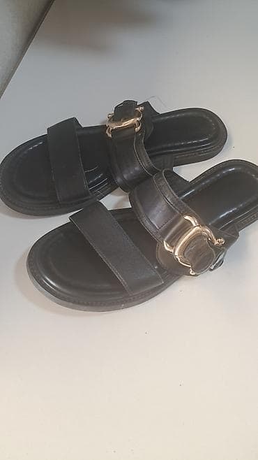 Жеке буюмдар: Женские сандалии, черные - Дизайн: две широкие фиксирующие перемычки; — 1