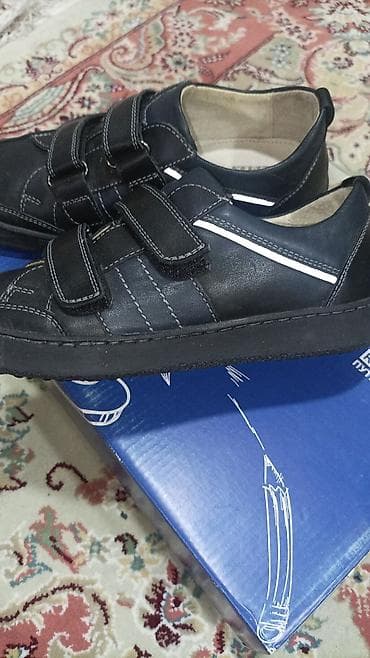 Джинсы и брюки: Десткая обувь для школы, унисекс. 35р . Надевали пару раз. Немецкая — 2