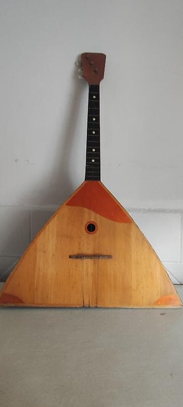 Балалайки: Отдам в хорошие руки. старенькая но рабочая. Балалайка трехструнная — 2