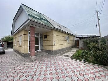 5: Продаётся жилой дом с ограждённым двором и хозпостройками. Площадь — 1