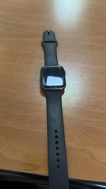 Apple Watch Series 4, 44 мм (GPS). Цвет корпуса — тёмно‑серый