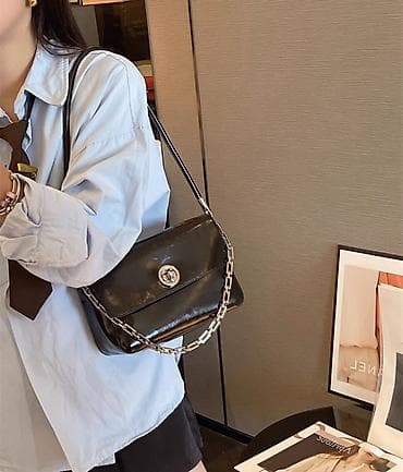 Сумки: Сумка через плечо из глянцевой черной экокожи с металлической — 3