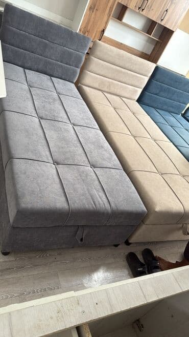 Представлена кровать с мягким изголовьем, выполненная в сером цвете