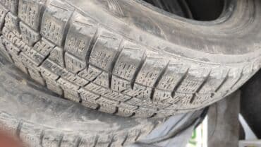 продаю бу вещи: 175/65/R15 Зима Ликупчки Япония Yokohama. 2 шт пара. В отличном — 1