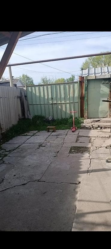 Үйлөр: 62 м², 3 бөлмө, Унаа токтотуучу жай, Забор, тосулган — 2