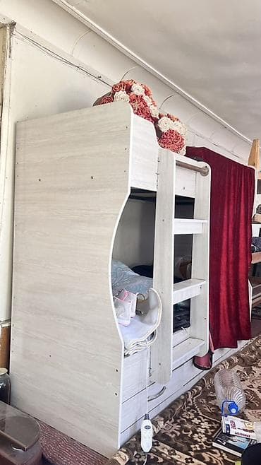 двухъярусная кровать с шкафом: Двухъярусная детская кровать с лестницей и выдвижными ящиками. - — 1