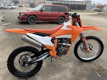 Эндуро/кросс мотоцикл оранжево‑белого цвета. Особенности и
