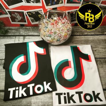 надпись на футболке: Футболки Likee TikTok на заказ, сроки изготовления от 20 минут! Цены — 5